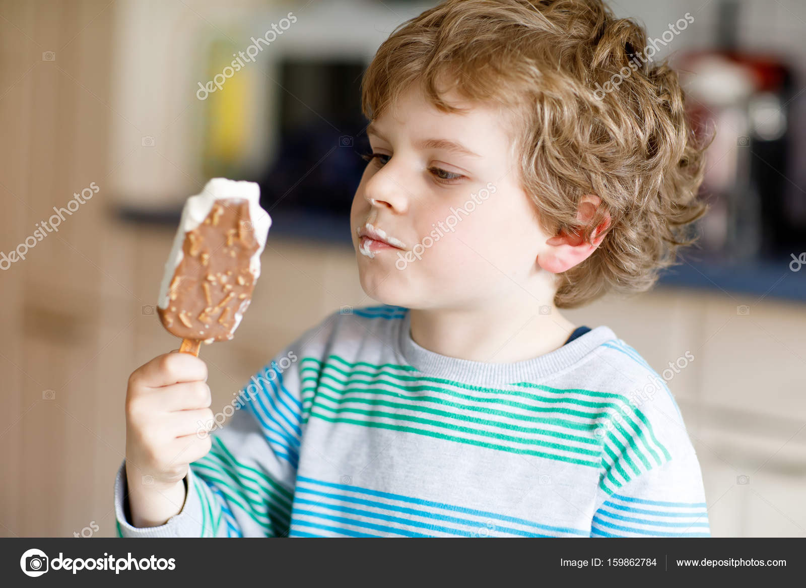 Petit Garcon Blond Avec Des Cheveux Boucles Manger De La Glace Popsicle Au Chocolat A La Maison Image Libre De Droit Par Romrodinka C