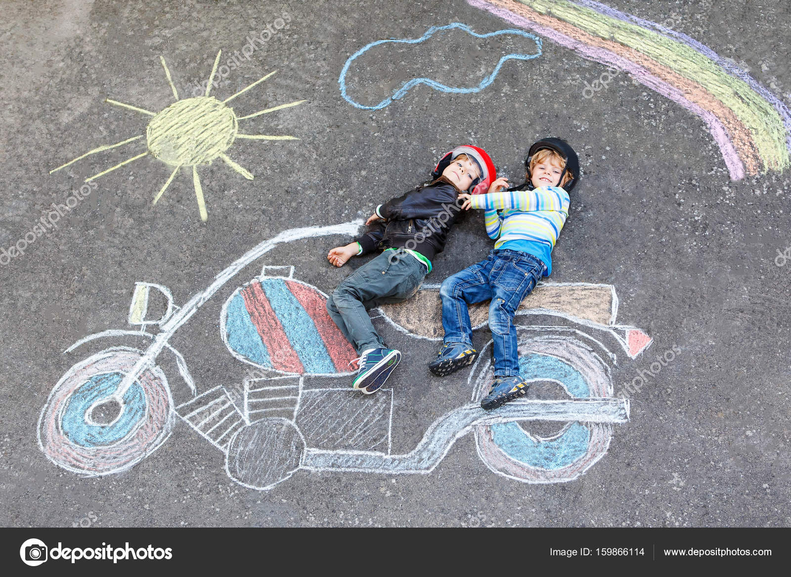 Due ragazzi di bambino nel casco con moto disegno foto con colo — Foto Stock