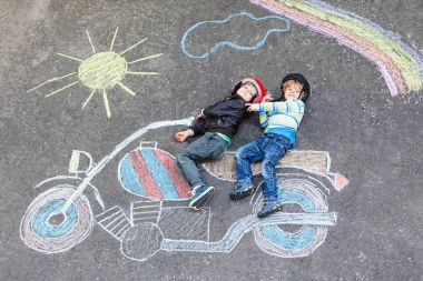 Kask ile iki çocuk çocuklar resim çizim colo ile motosiklet