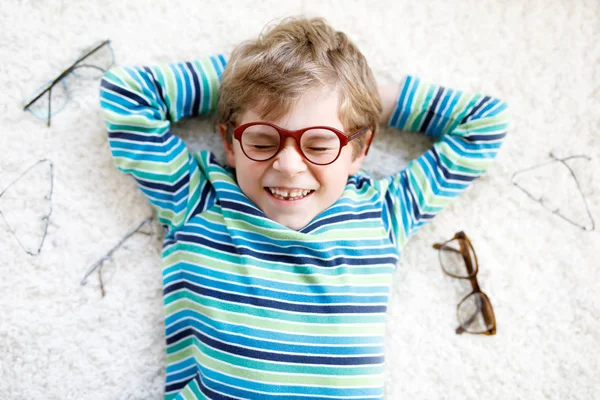 Küçük sarışın çocuk çocuk kahverengi gözlük ile yakın çekim portre — Stok fotoğraf