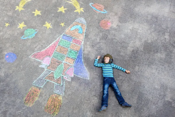 Little kid boy flying by a space shuttle chalks picture — Stock Photo, Image