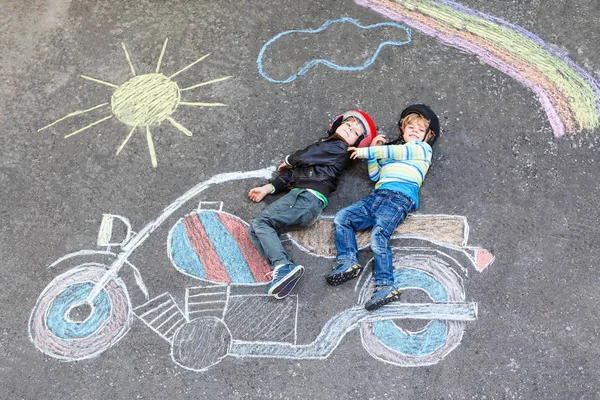 Dois garotos no capacete com desenho de foto de motocicleta com colo — Fotografia de Stock