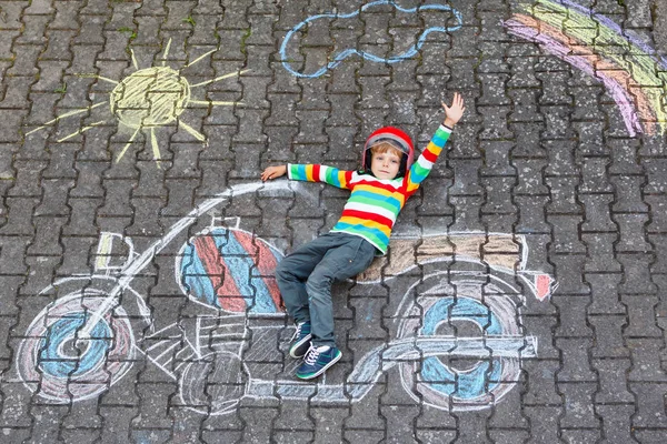 Niño pequeño en casco con dibujo de la foto de la motocicleta con colo —  Fotos de Stock