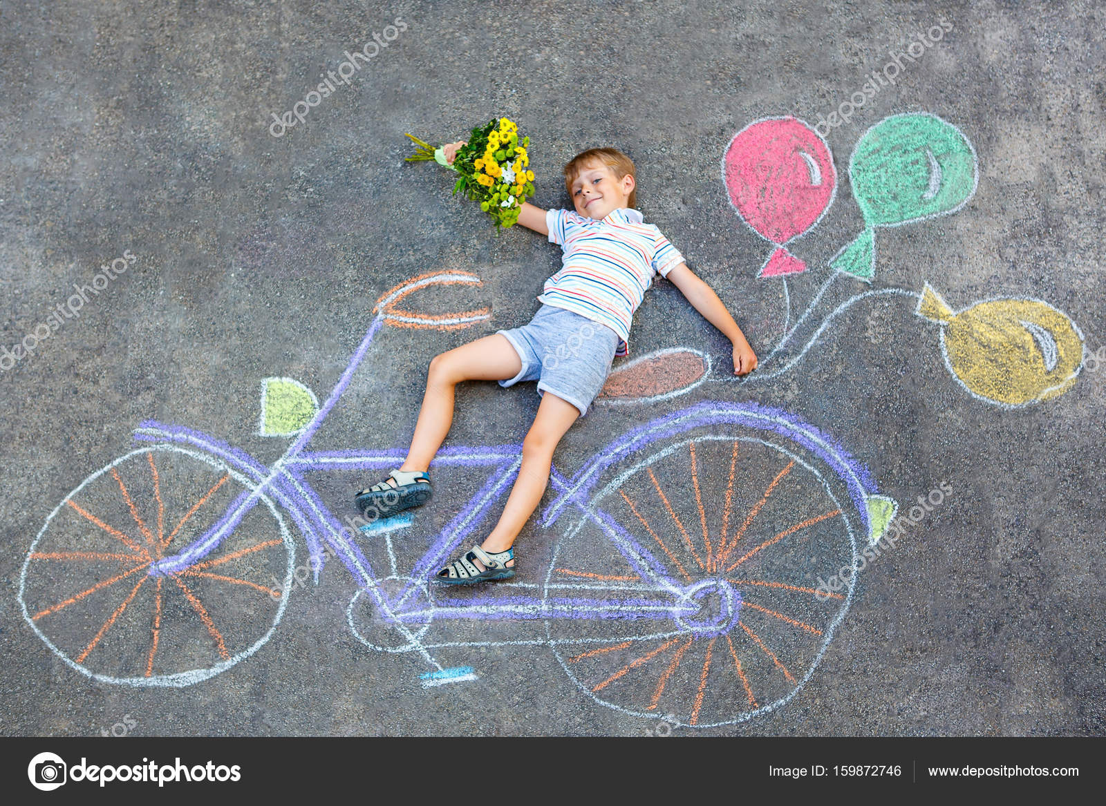 Ragazzino ragazzino felice avendo divertimento con biciclette e aria foto palloncini disegnando con gessetti colorati sul terreno Bambini stile di vita