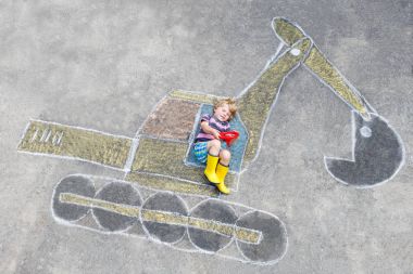 Komik çocuk ufaklikla Ekskavatör tebeşir resmi