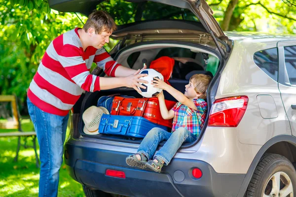 Kleine jongen jongen en vader voor vertrek naar auto vakantie — Stockfoto