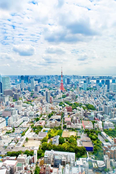 Pohled shora na Tokyo Tower s mrakodrapy v Japonsku — Stock fotografie