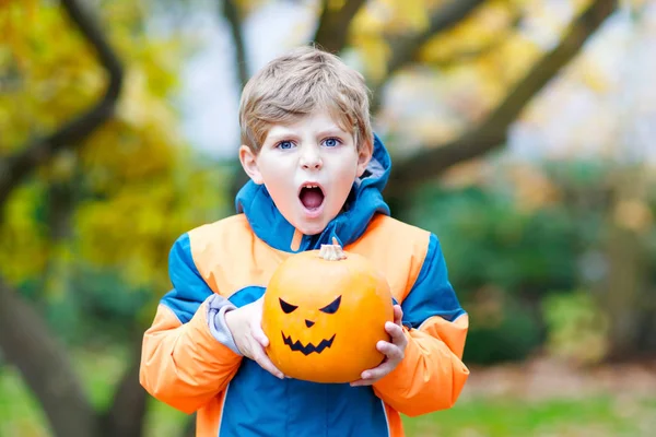 Niño lindo feliz con linterna de calabaza de halloween en otoño —  Fotos de Stock