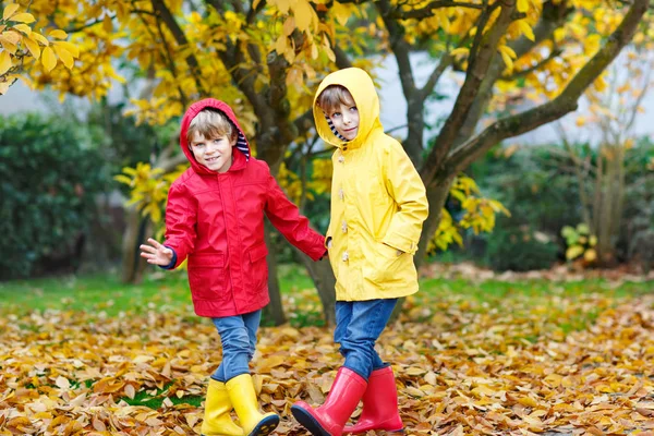 Two little best friends and kids boys autumn park in colorful clothes. — Stock Photo, Image