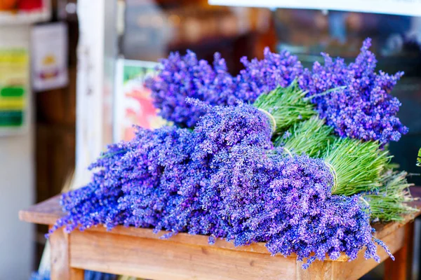 Geschäft in der Provence mit Lavendel und Vintageartikeln. — Stockfoto