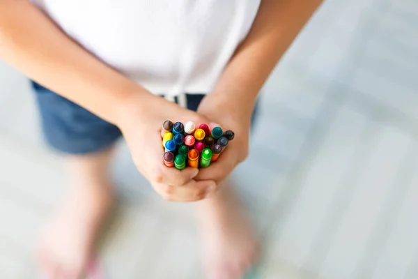 다채로운 왁 스 크레용의 제비를 가진 자녀의 손 — 스톡 사진