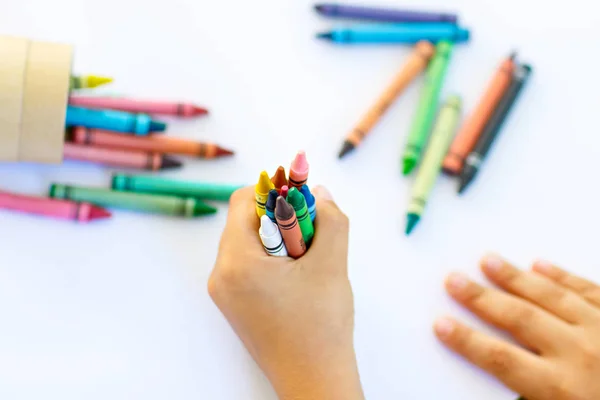 Manos de niños con un montón de lápices de cera de colores —  Fotos de Stock