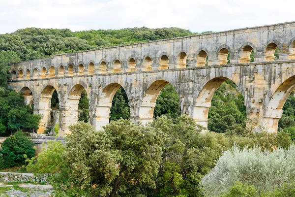 Pont du Gard, ท่อน้ําโรมันโบราณใกล้ Nimes ในฟรังก์ใต้ — ภาพถ่ายสต็อก