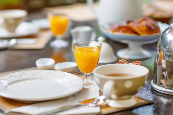 Tafel voor het ontbijt buiten met verschillende jam koffie, crois — Stockfoto