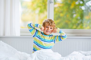 renkli çamaşır yatakta uyuyan sonra mutlu küçük çocuk çocuk