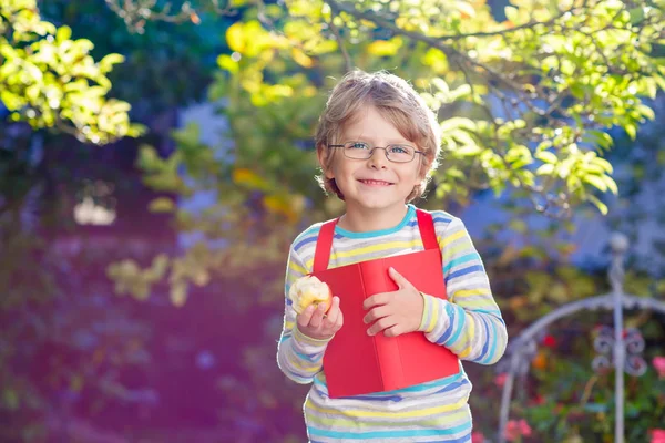 Liten unge pojke med apple på väg till skolan — Stockfoto