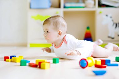 Şirin Bebek kız renkli çıngırak oyuncaklar ile oynama