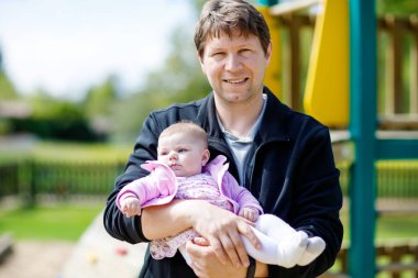 Yeni doğan bebek kızı, aile portre birlikte mutlu gururlu genç Baba