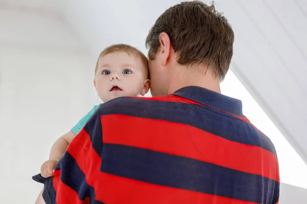 Glücklicher stolzer junger Vater mit neugeborener Tochter, Familienporträt zusammen — Stockfoto