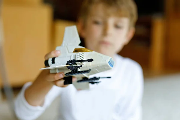 Feliz niño jugando con el juguete del transbordador espacial . — Foto de Stock