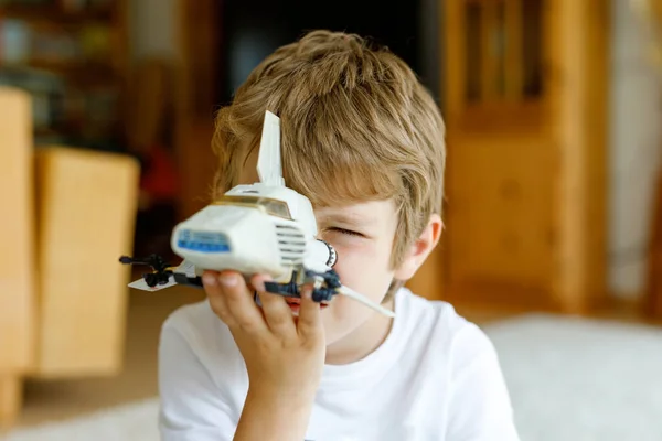Χαρούμενος μικρό παιδί αγόρι παίζει με το διαστημικό λεωφορείο παιχνίδι. — Φωτογραφία Αρχείου