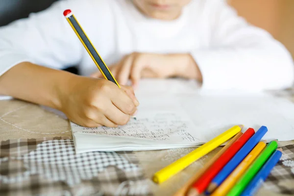 Ребенок делает домашнее задание и пишет эссе. Элементарный или основной класс — стоковое фото