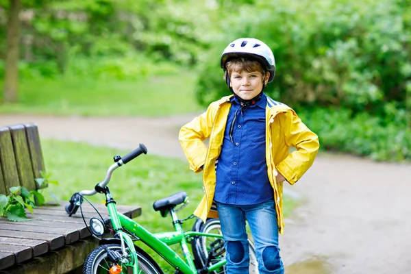 Bonito pouco pré-escolar menino equitação no bicicleta no parque . — Fotografia de Stock