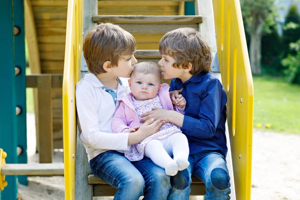 Dos niños pequeños y felices con bebé recién nacido, hermana linda . —  Fotos de Stock