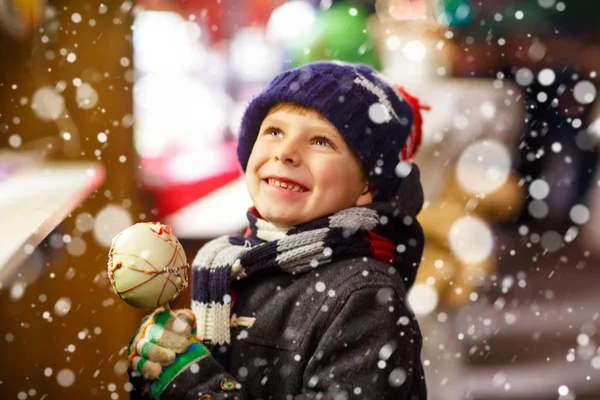 Menino comendo açúcar doce de maçã stand no mercado de Natal — Fotografia de Stock