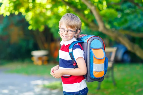 Kleiner Junge mit Schulranzen am ersten Schultag — Stockfoto