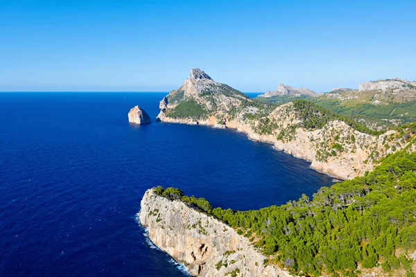 Cap de Formentor - Mallorca, İspanya'nın vahşi kıyısı Panorama görünümünü — Stok fotoğraf