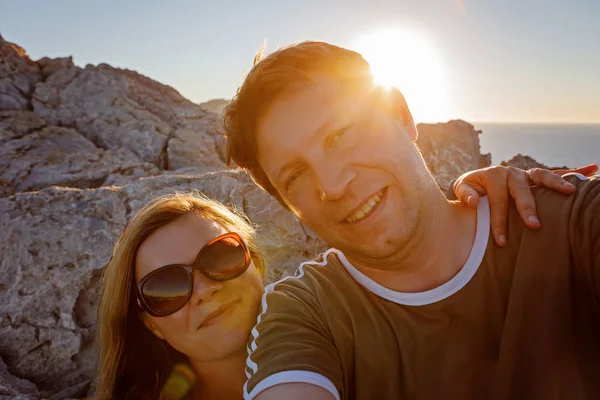 Appy coppia di viaggio facendo selfie montagne sfondo — Foto Stock