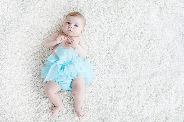 Adorable niña sobre fondo blanco con falda tutú turquesa. —  Fotos de Stock