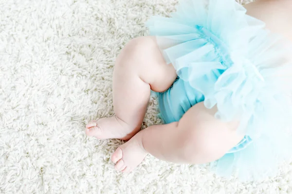 Close-up de pernas e pés de menina no fundo branco usando saia tutu turquesa . — Fotografia de Stock