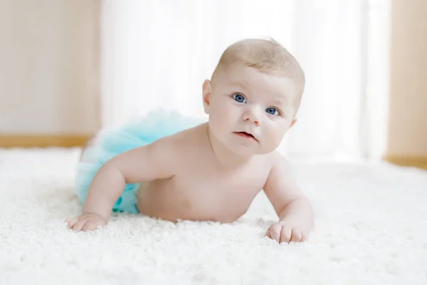 Adorável bebê menina no fundo branco vestindo turquesa tutu saia. — Fotografia de Stock