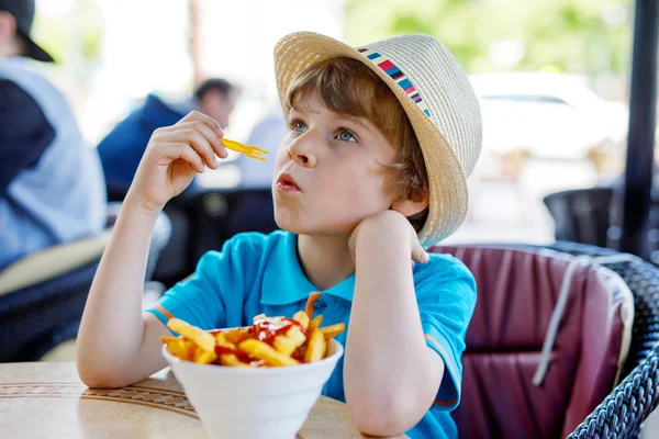 Süße gesunde Vorschulkind Junge isst Pommes Kartoffeln mit Ketchup — Stockfoto