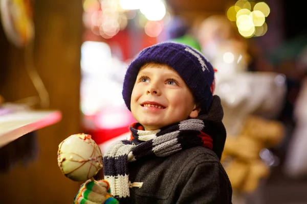 小小孩男孩吃糖苹果糖果站在圣诞市场 — 图库照片