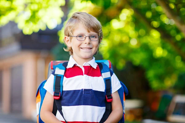 Niño pequeño con mochila escolar en el primer día a la escuela —  Fotos de Stock