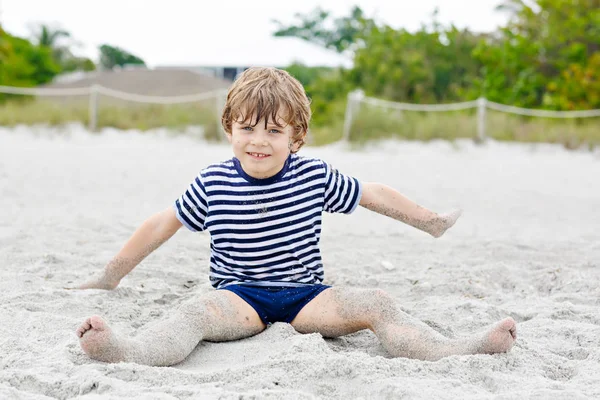 小家伙在热带海滩上玩耍的男孩 — 图库照片