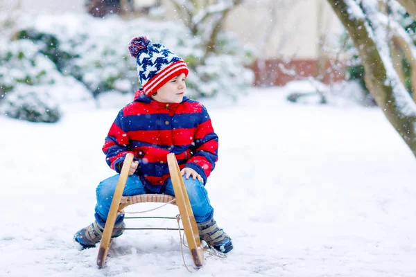 Niño pequeño disfrutando de paseo en trineo en invierno — Foto de Stock