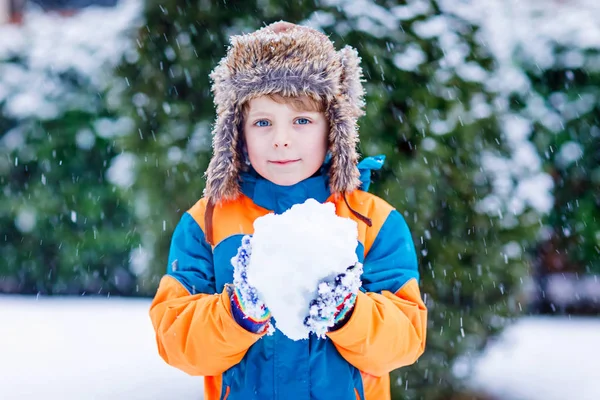 Menino feliz se divertindo com neve no inverno — Fotografia de Stock