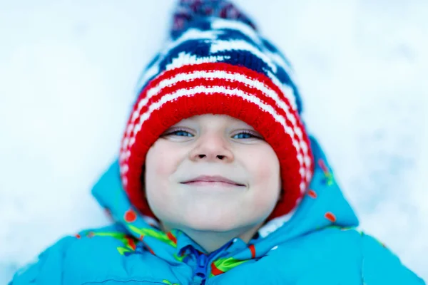 Glücklicher Junge, der im Winter Spaß mit Schnee hat — Stockfoto