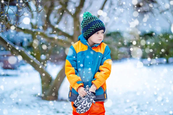 Happy kid boy having fun with snow in winter — Stock Photo, Image