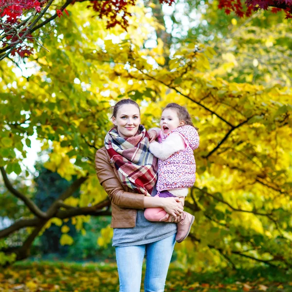 Madre y su hija pequeña en el hermoso parque de otoño —  Fotos de Stock