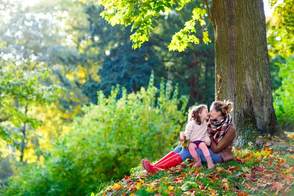 Mutter und kleine Tochter im schönen Herbstwald — Stockfoto