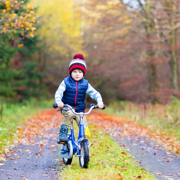 Petit garçon avec vélo dans la forêt d'automne — Photo