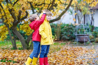 Çocuklar çocuklar sonbahar park renkli cl ve iki küçük arkadaşlarım