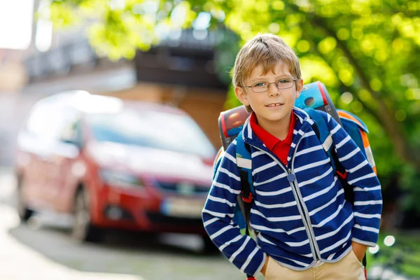 学校の最初の日にランドセルを持った少年キッド — ストック写真