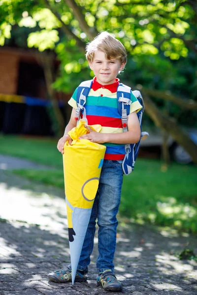 Маленький мальчик со школьной сумкой в первый день в школе — стоковое фото