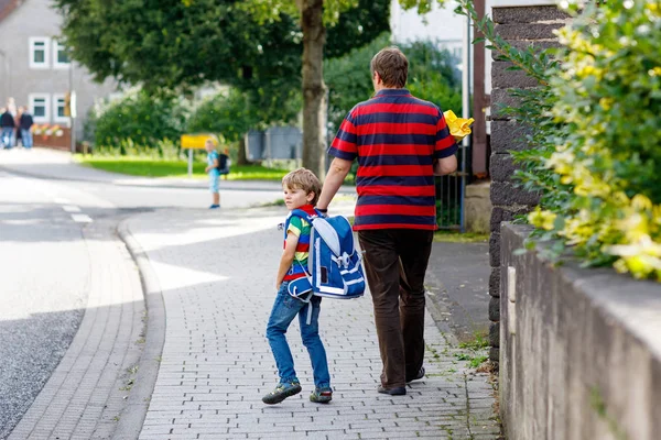 Padre joven llevando al niño, niño a la escuela en su primer día — Foto de Stock